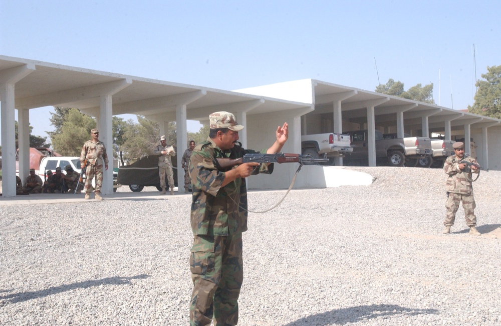 Iraqi soldiers receive weapons training