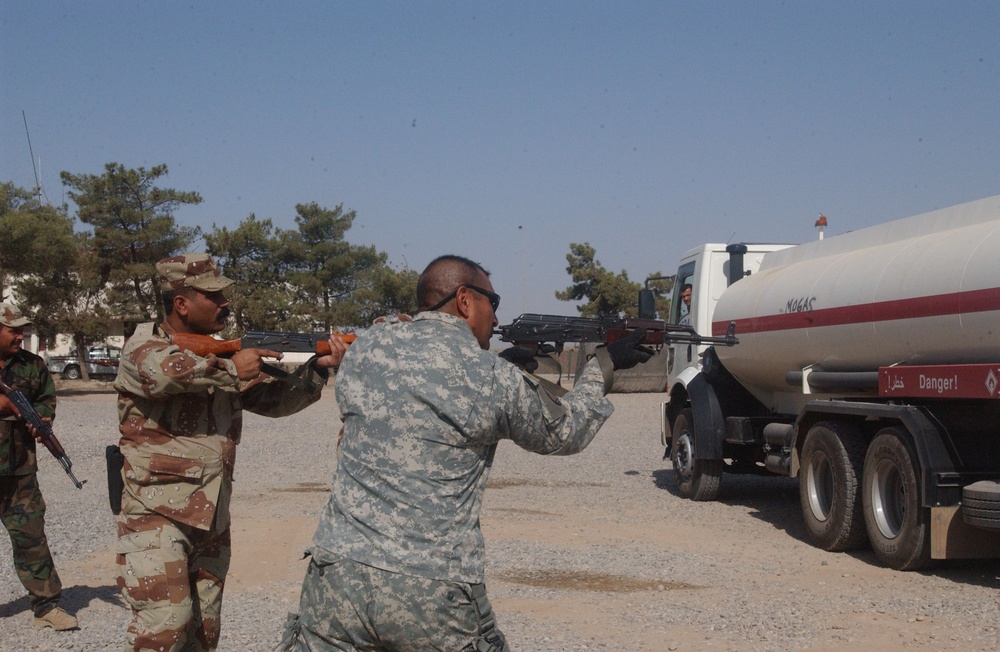 Iraqi soldiers receive weapons training