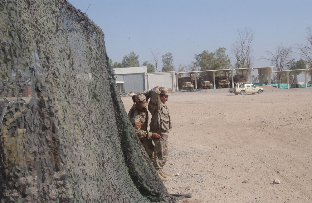 Iraqi soldiers receive weapons training