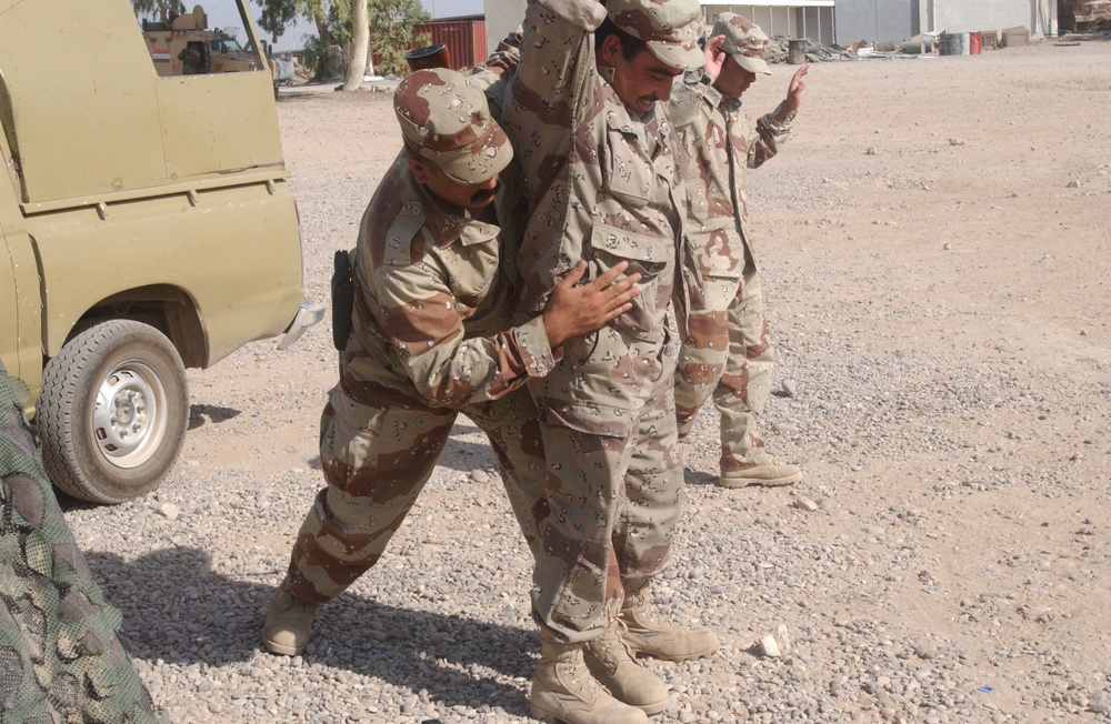 Iraqi soldiers receive weapons training
