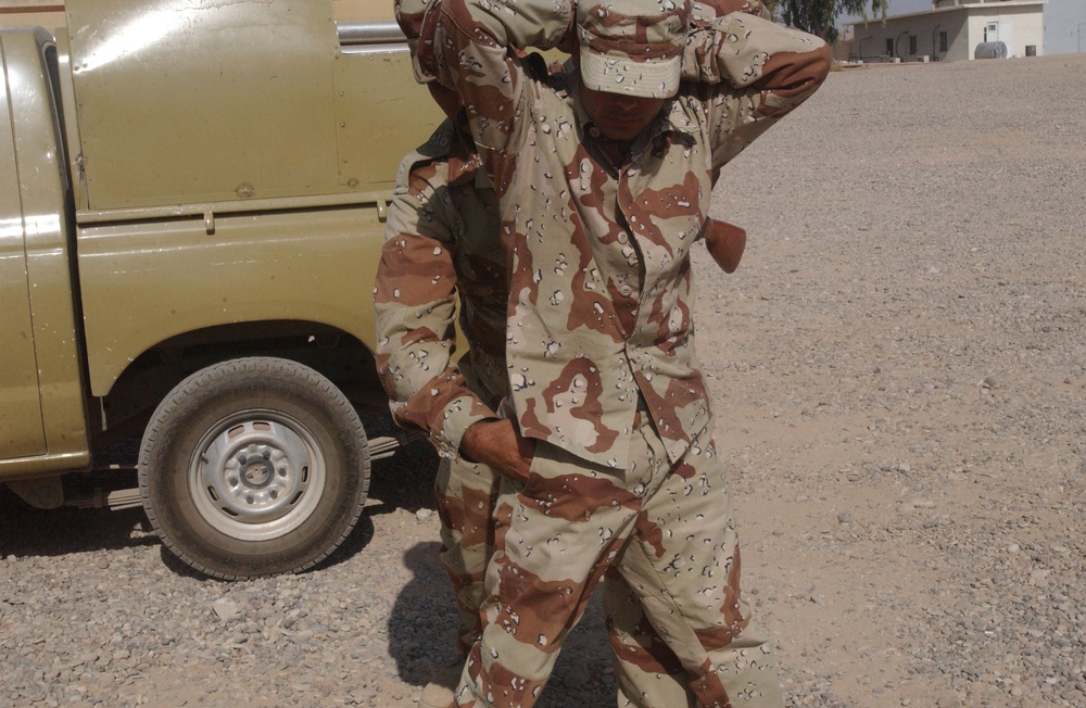Iraqi soldiers receive weapons training