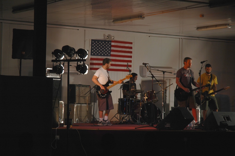 California rock band plays for service members