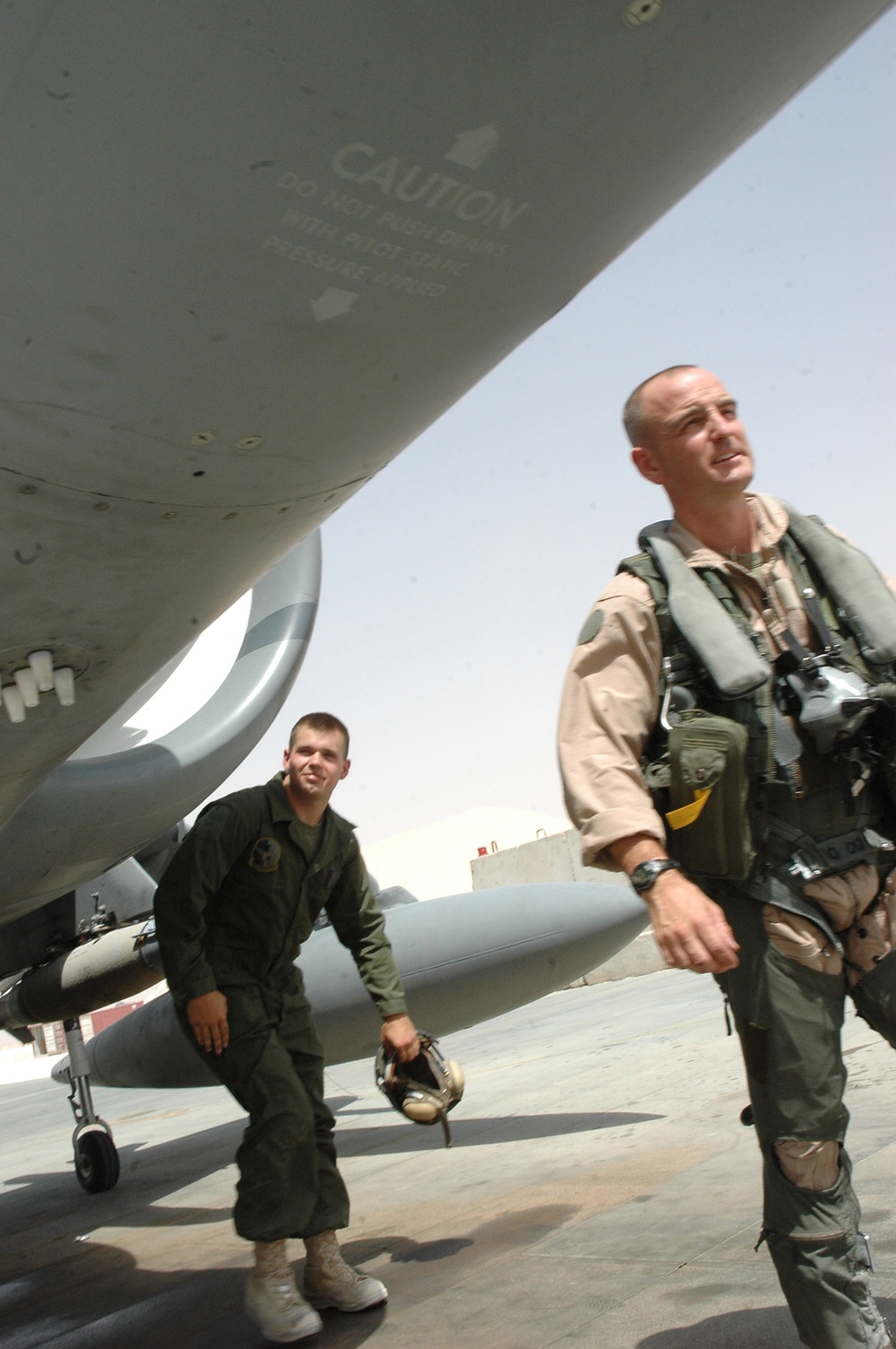 Cousins re-unite on Iraq flight line