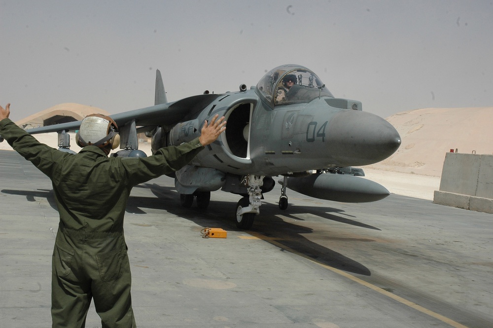 Cousins re-unite on Iraq flight line
