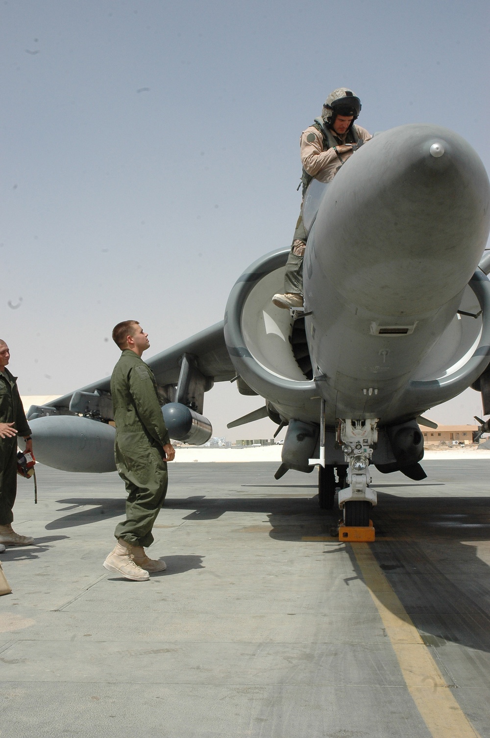 Cousins re-unite on Iraq flight line
