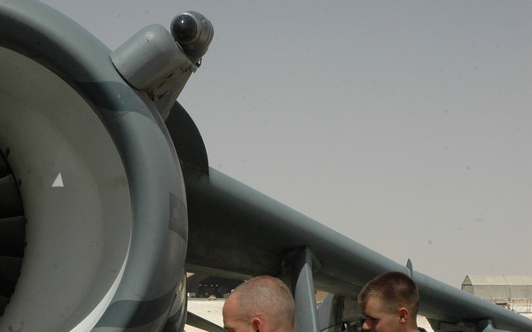 Cousins re-unite on Iraq flight line