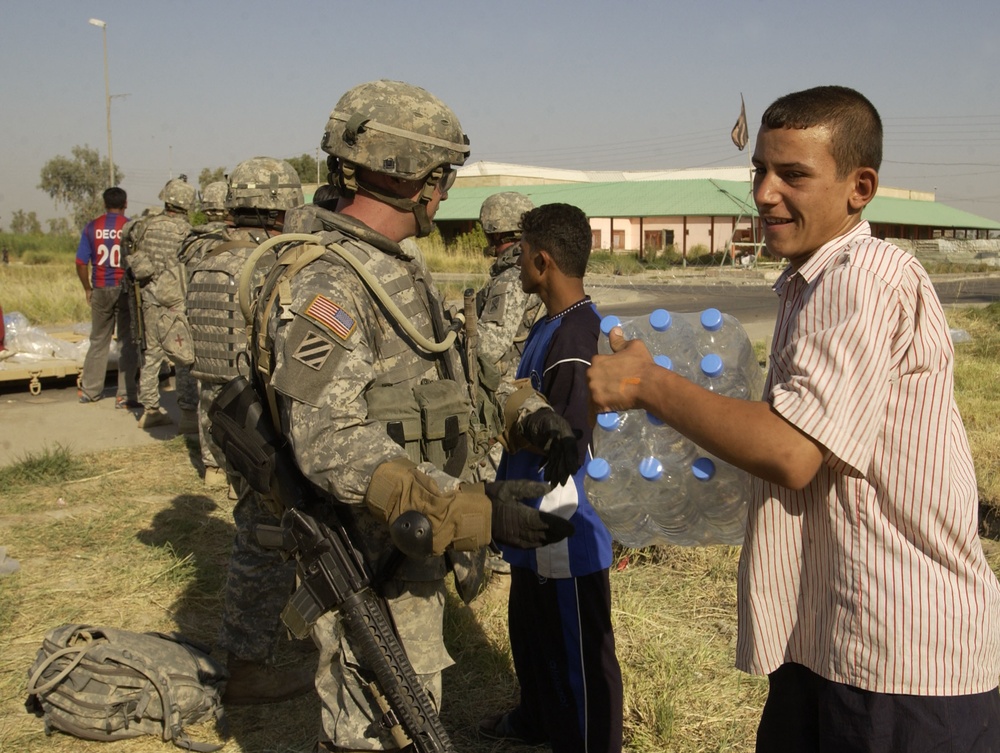 Iraqis and U.S. Troops Pass Water