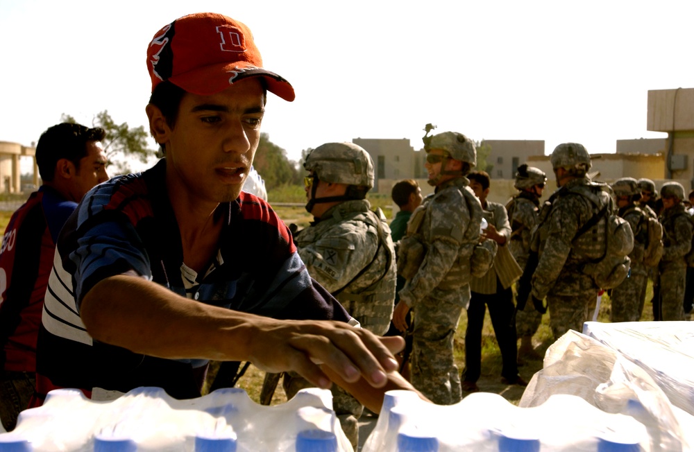 Iraqis and U.S. Troops Pass Water