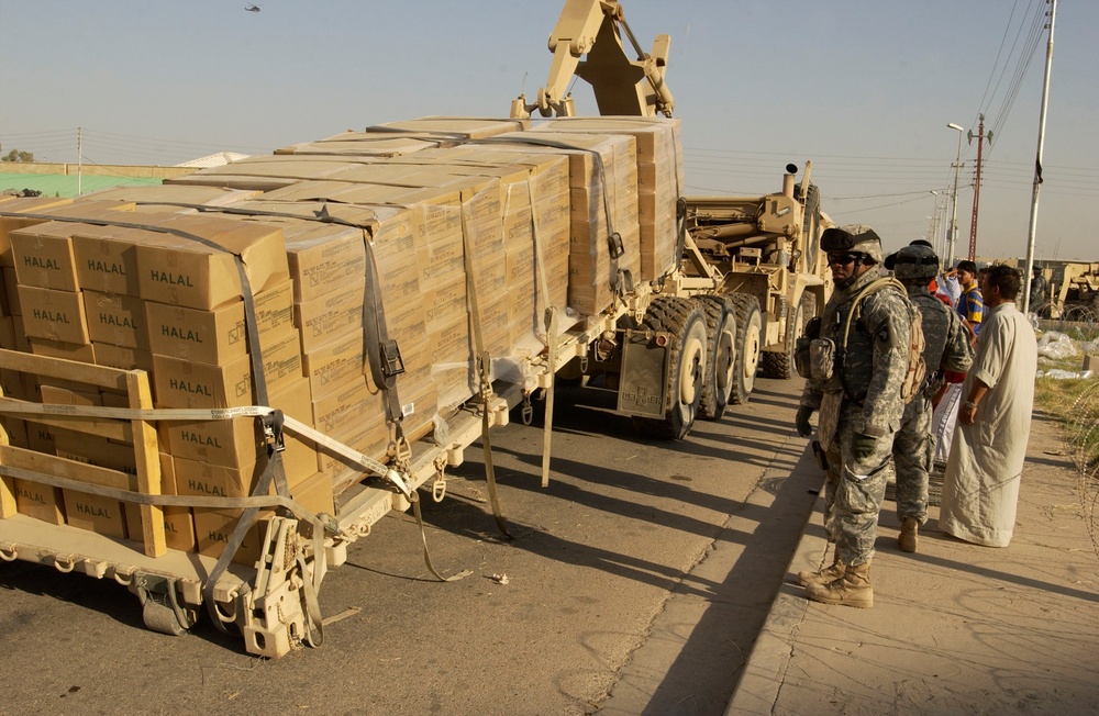 Iraqis and Troops Download Meals