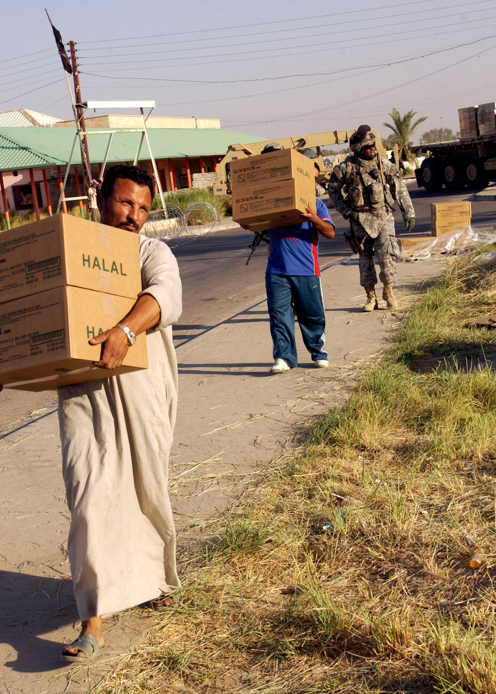 Iraqis Carry Food From US Trucks