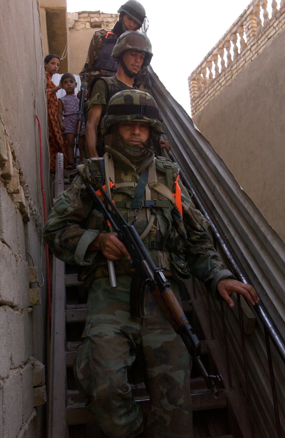 Iraqi National Police Search Homes