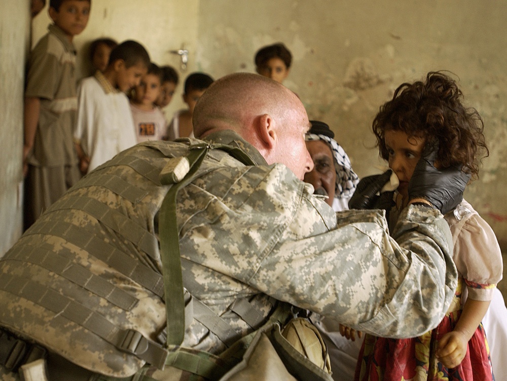 Medic Aids Iraqi Child