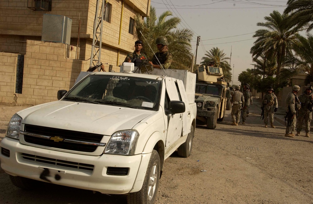 Iraqi National Police and U.S. Troops Clear Homes