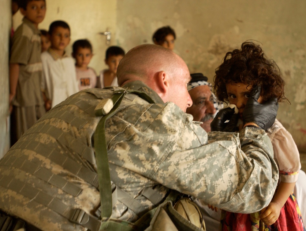 Medic Aids Iraqi Child