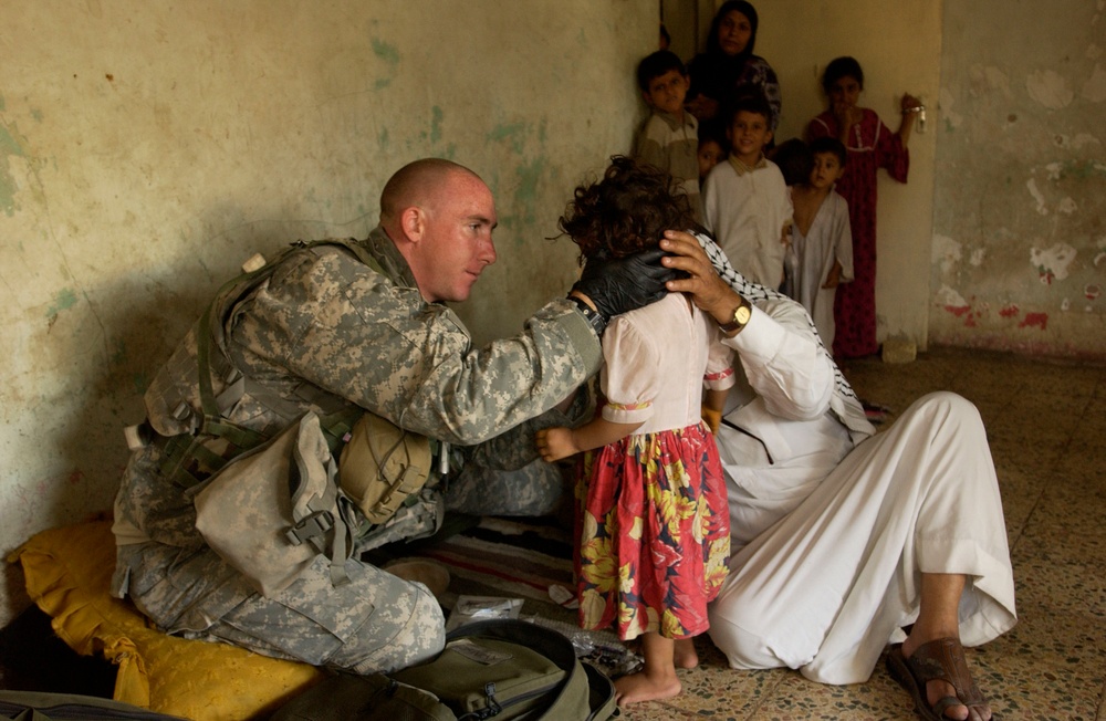 US Medic Aids Iraqi Child