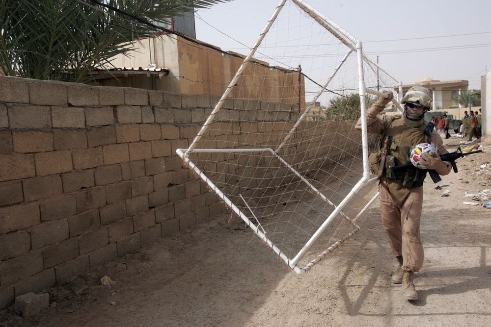 Battalion commander keeps promise, delivers soccer gear to Iraqi kids