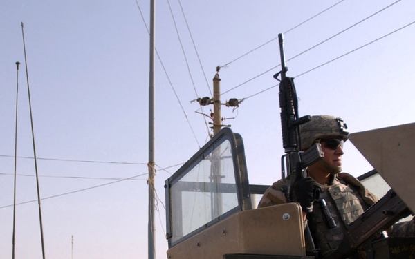 MND-B Soldiers, IPs walk beat in Taji, Assyria