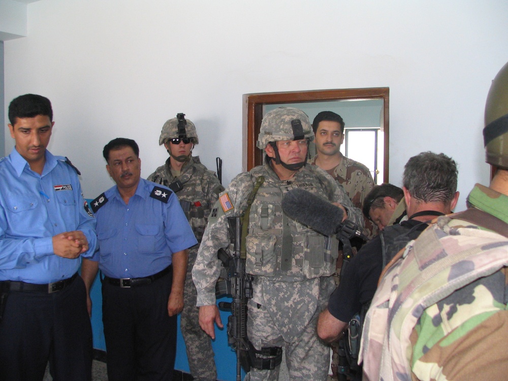 MND-B commander visits local residents in Ghazaliya