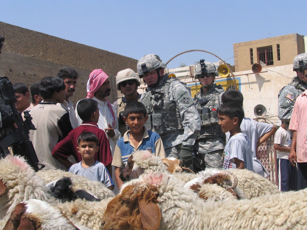 MND-B commander visits local residents in Ghazaliya