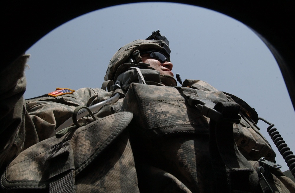 Iraqi and U.S. Forces conduct patrol together