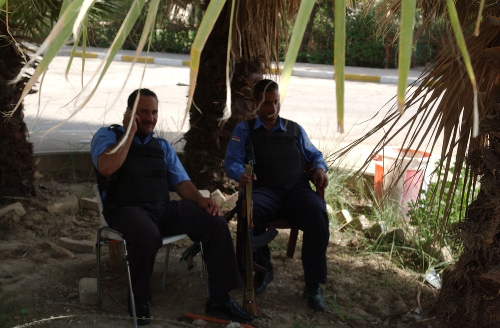 Iraqi security forces take time to relax