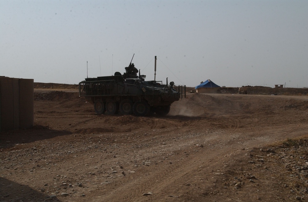 Iraqi and U.S. Forces conduct patrol together