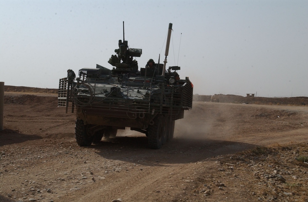 Iraqi and U.S. Forces conduct patrol together