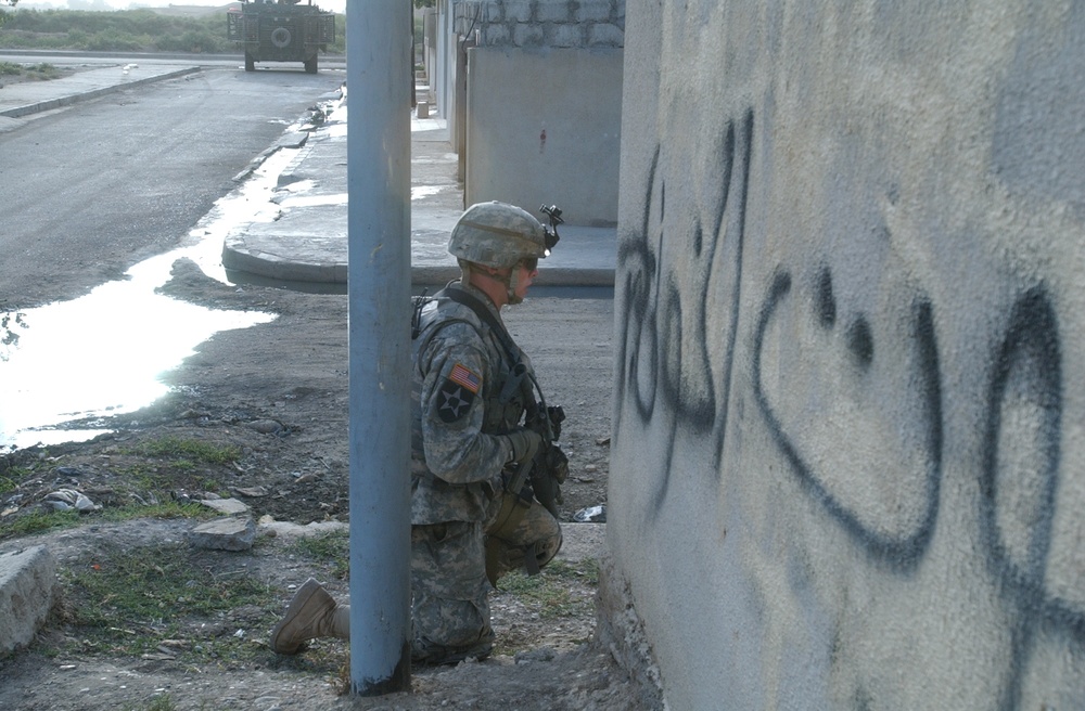 Iraqi and U.S. Forces conduct patrol together