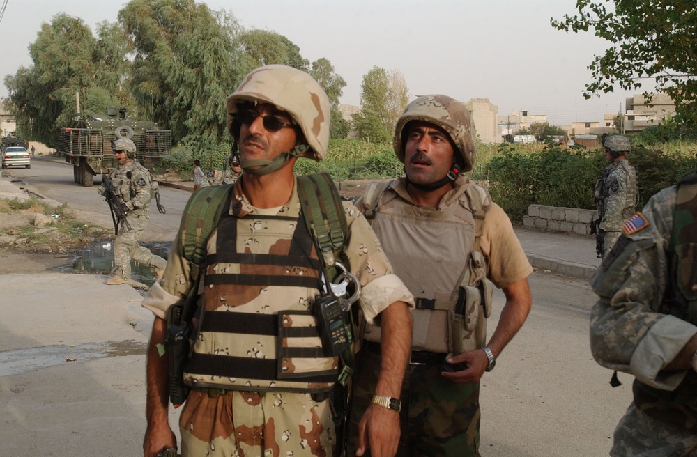 Iraqi and U.S. Forces conduct patrol together