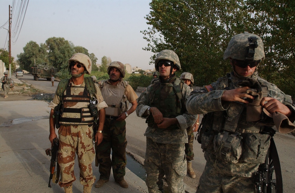 Iraqi and U.S. Forces conduct patrol together