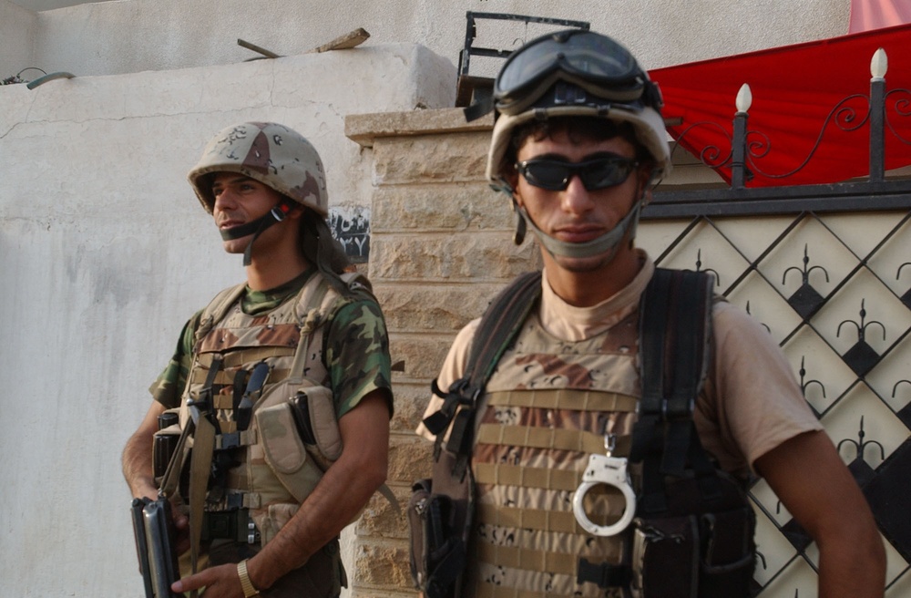 Iraqi and U.S. Forces conduct patrol together