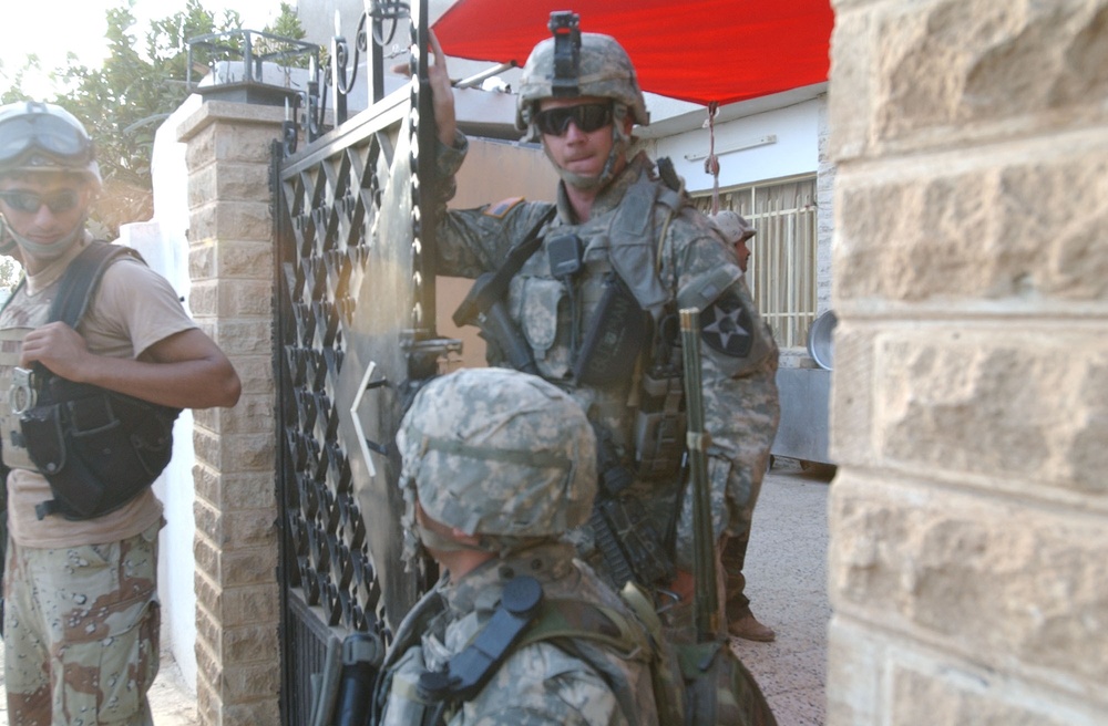 Iraqi and U.S. Forces conduct patrol together