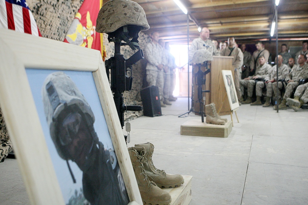 Marines Remember &quot;heroes&quot;