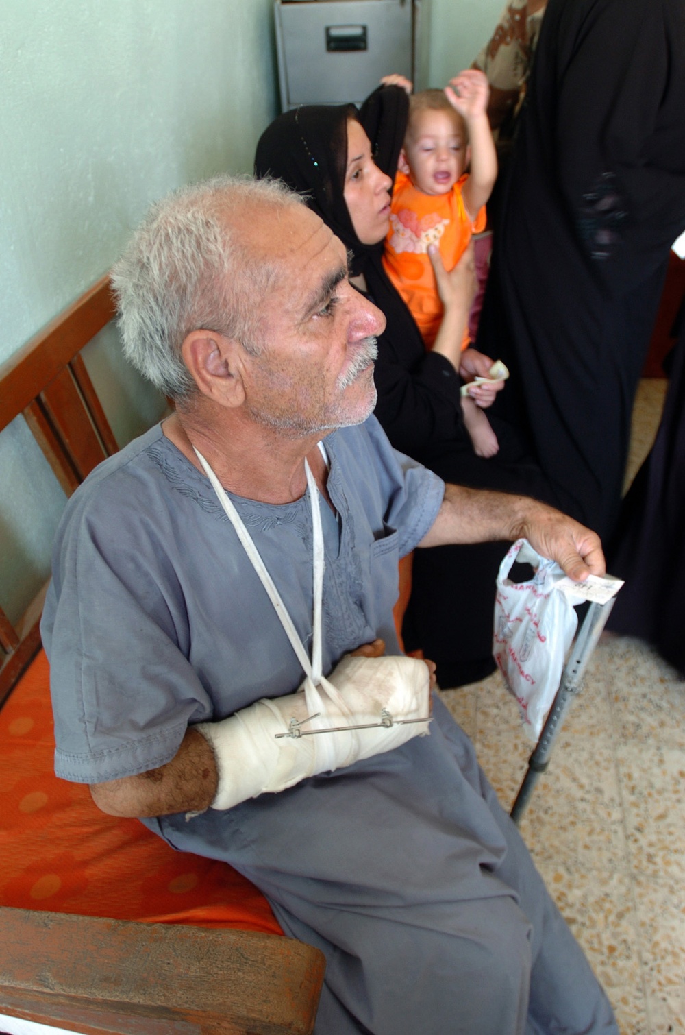 MND-B Soldiers work with IA to help Adhamiyah residents