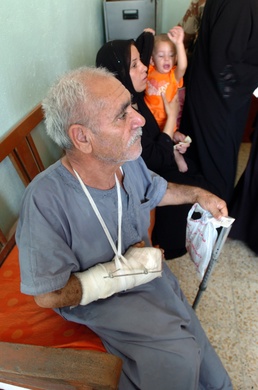 MND-B Soldiers work with IA to help Adhamiyah residents