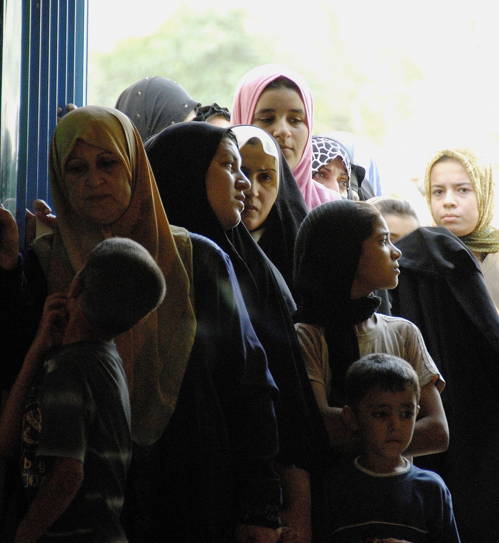 MND-B, Iraqi Medics Reach Out to Residents of Ghazaliyah