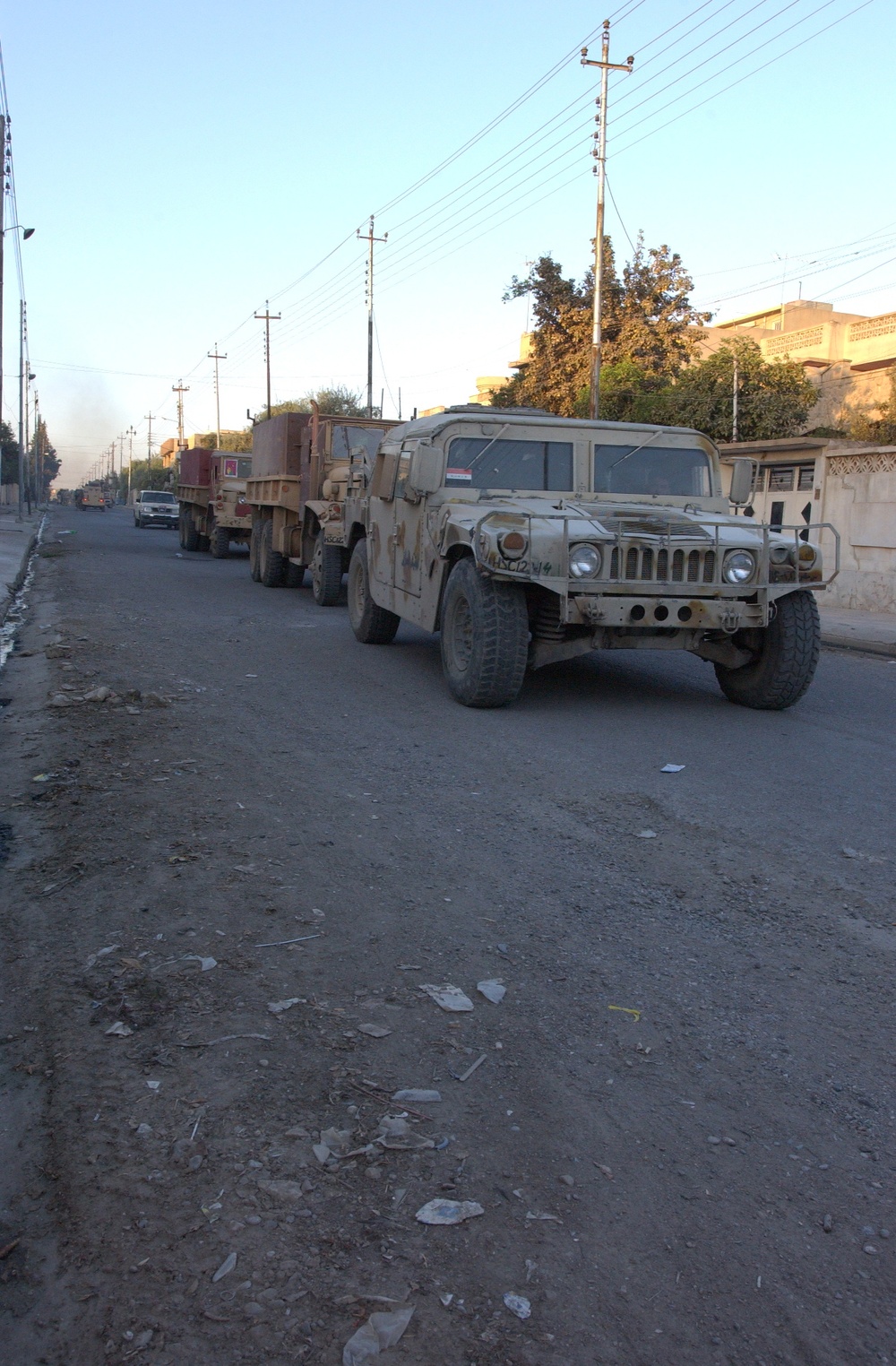 Iraqi soldiers assess security in Mosul