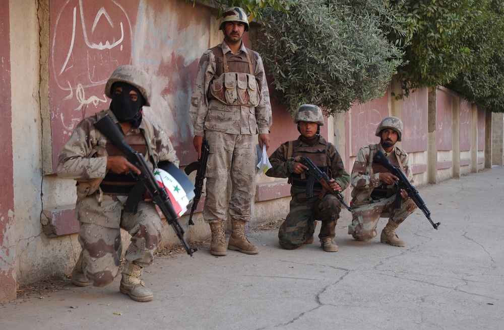 Iraqi soldiers assess security in Mosul