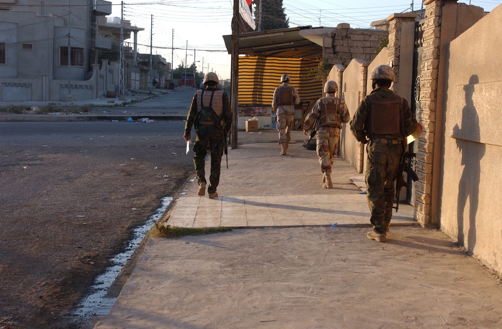 Iraqi soldiers assess security in Mosul