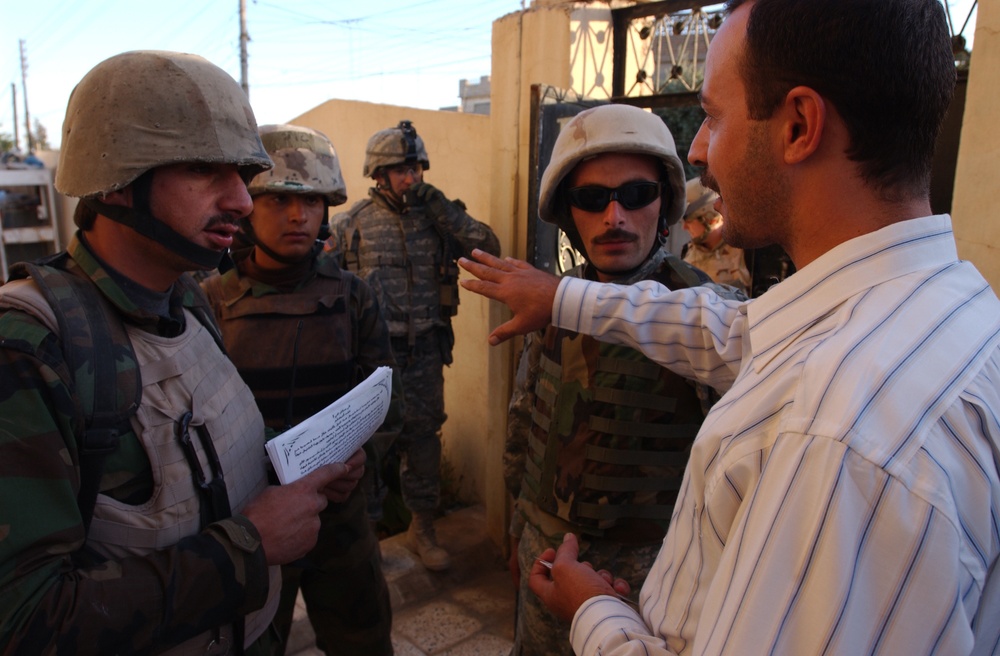 Iraqi soldiers assess security in Mosul