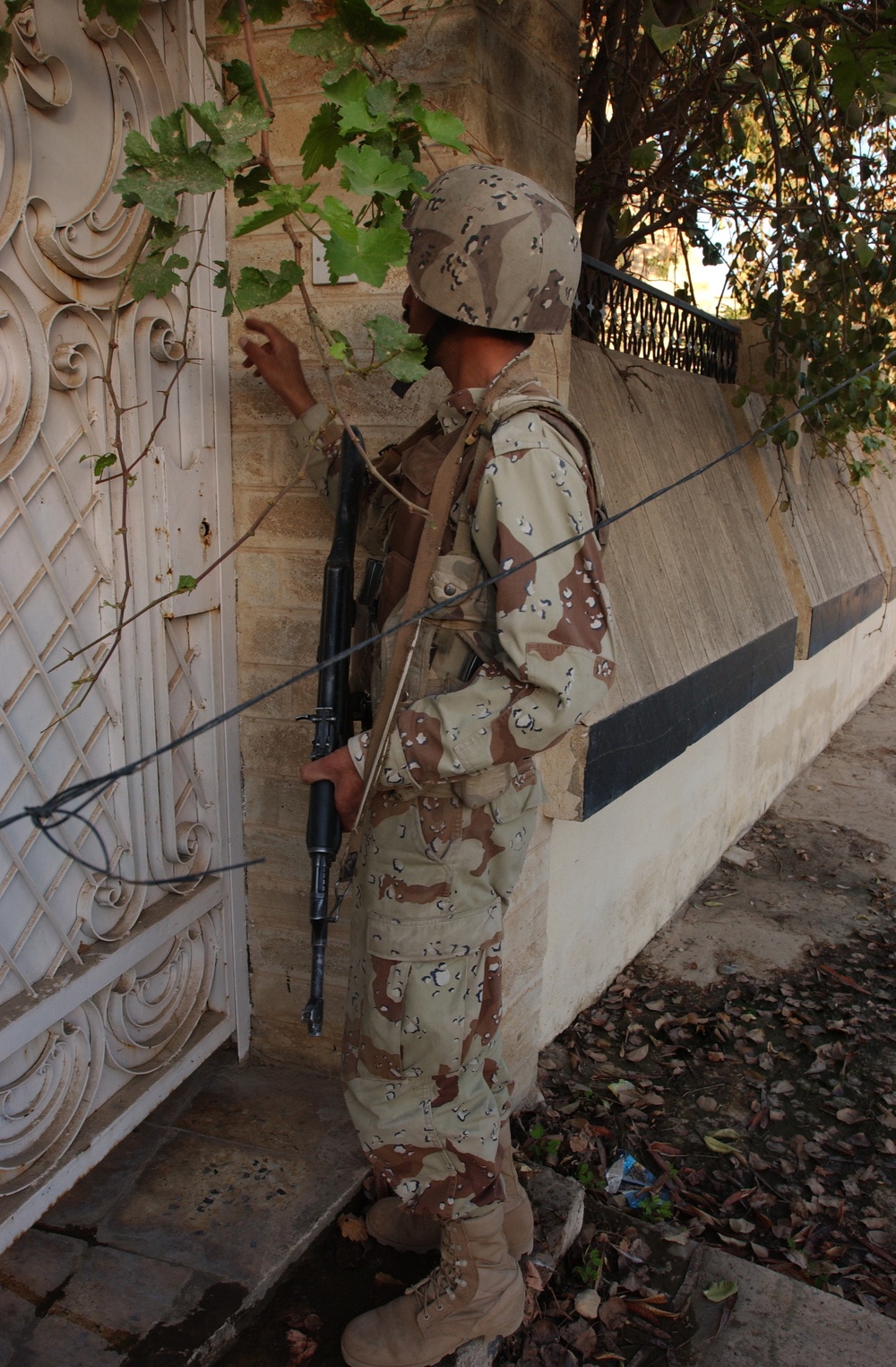Iraqi soldiers assess security in Mosul