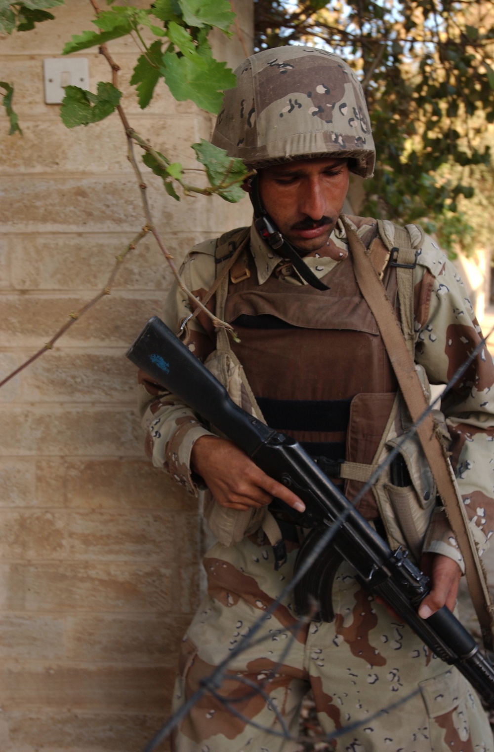 Iraqi soldiers assess security in Mosul