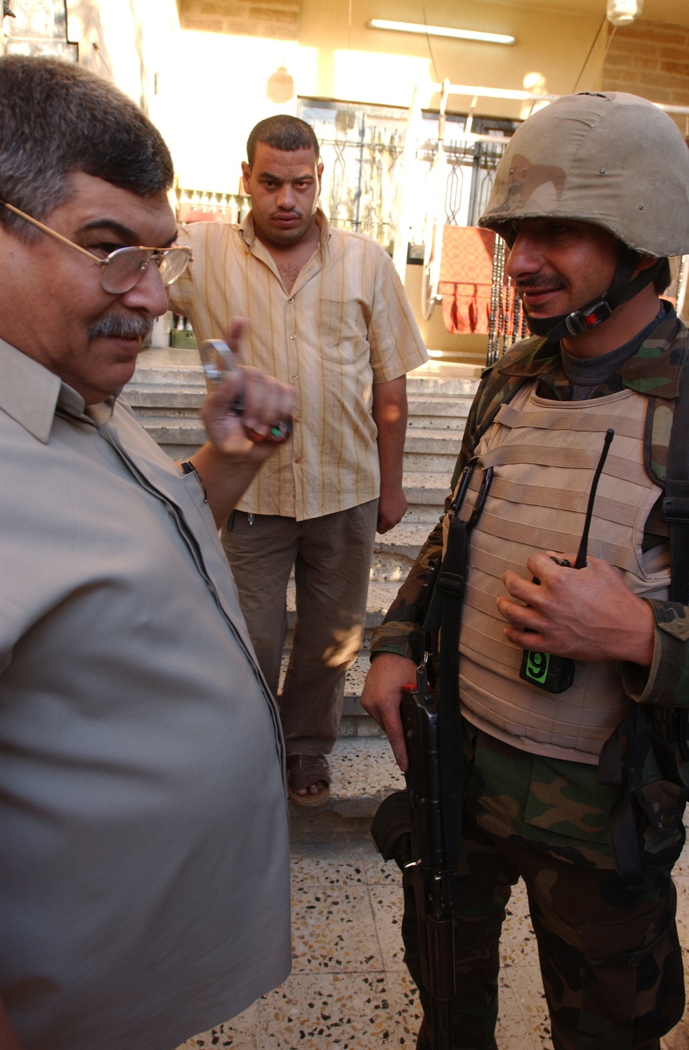 Iraqi soldiers assess security in Mosul