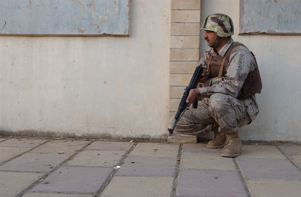 Iraqi soldiers assess security in Mosul
