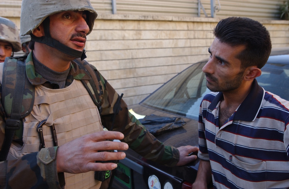 Iraqi soldiers assess security in Mosul