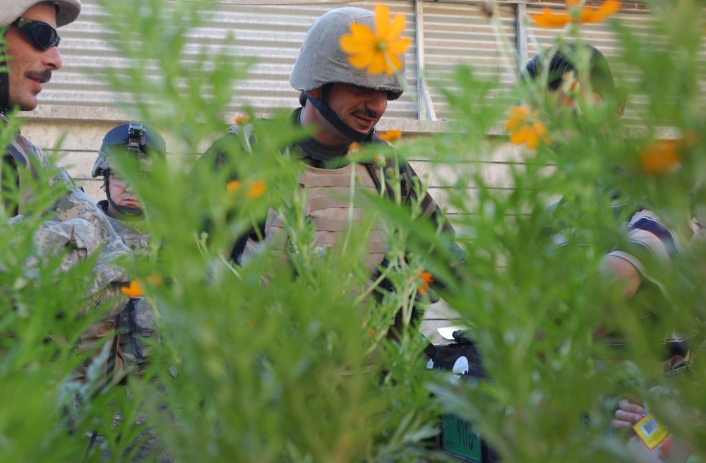 Iraqi soldiers assess security in Mosul
