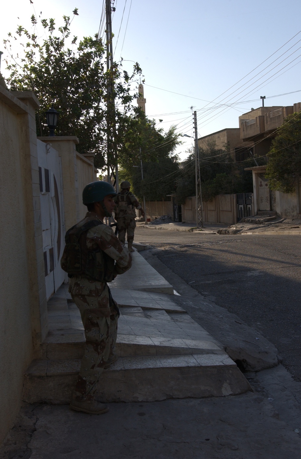 Iraqi soldiers assess security in Mosul