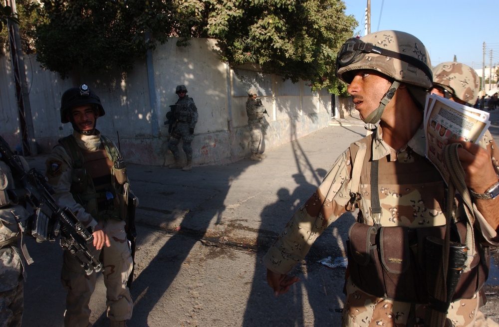Iraqi soldiers assess security in Mosul