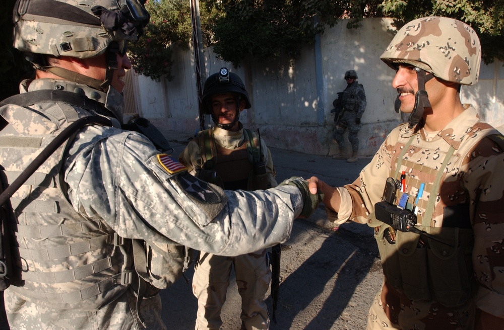Iraqi soldiers assess security in Mosul