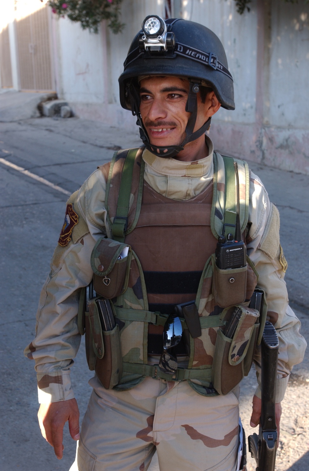 Iraqi soldiers assess security in Mosul